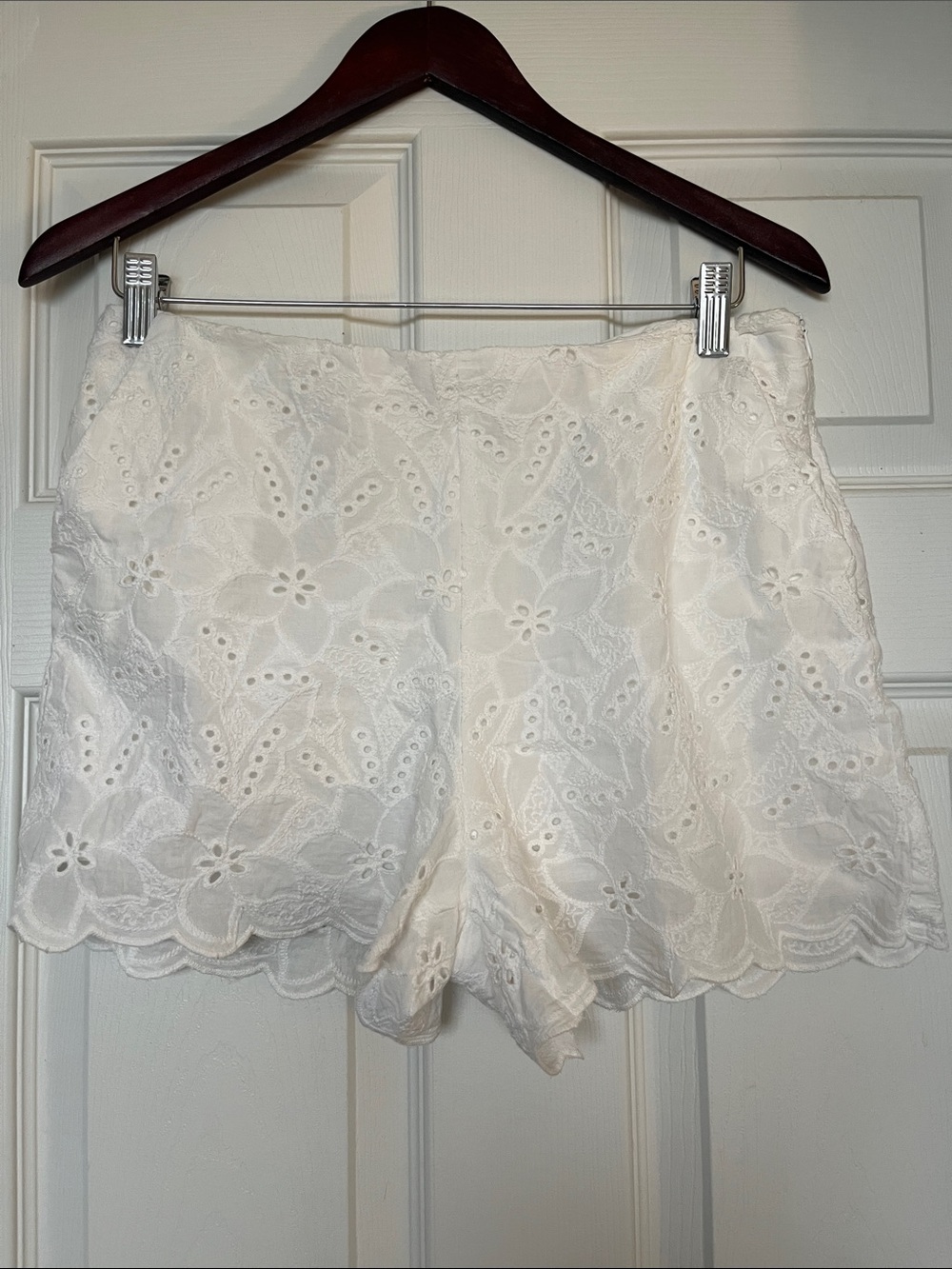 ZARA | White Floral Eyelet Scallop Hem Shorts Sz M